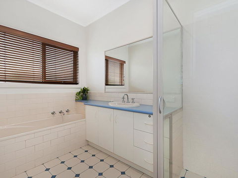 GUILDFORD COTTAGE - Tourism Noosa 1