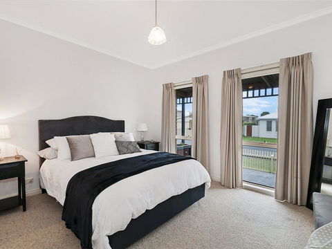 GUILDFORD COTTAGE - Tourism Noosa 0
