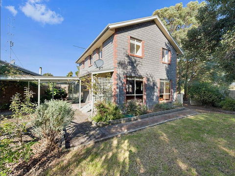 GUMS & ROSES - Family Home In The Heart Of Town. - Tourism Noosa 1