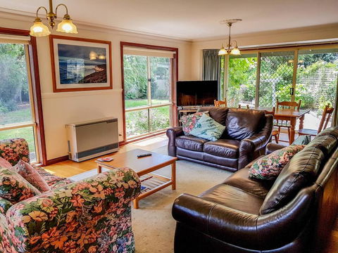 GUMS & ROSES - Family Home In The Heart Of Town. - Tourism Noosa 0