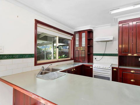GUMS & ROSES - Family Home In The Heart Of Town. - Tourism Noosa 3