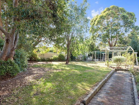GUMS & ROSES - Family Home In The Heart Of Town. - Tourism Noosa 2