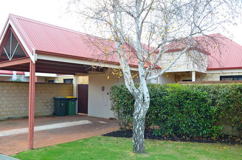 Halcyon Daze - Tourism Noosa 0