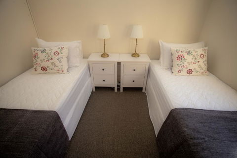 Helensburgh Hotel - Tourism Noosa 2