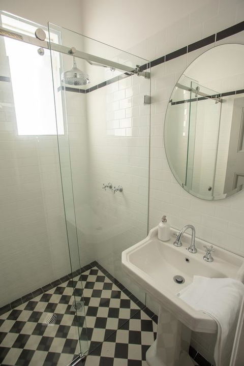 Helensburgh Hotel - Tourism Noosa 3