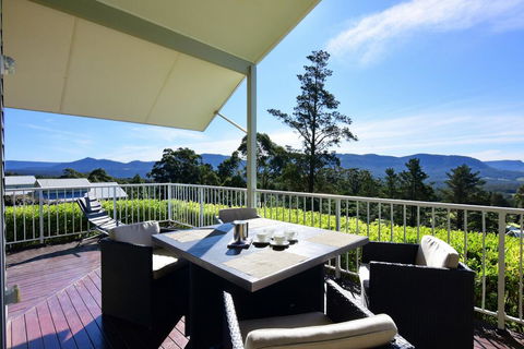 Hillcrest - Spectacular Views! - Tourism Noosa 0