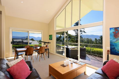 Hillcrest - Spectacular Views! - Tourism Noosa 3