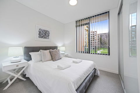 HomeHotel Walking Distance To Train And Westfield. - Tourism Noosa 2