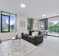 HomeHotel walking distance to Train and Westfield. - Tourism Noosa