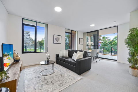 HomeHotel Walking Distance To Train And Westfield. - Tourism Noosa 0