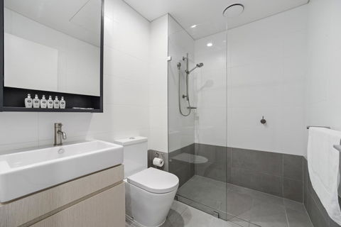 HomeHotel Walking Distance To Train And Westfield. - Tourism Noosa 3