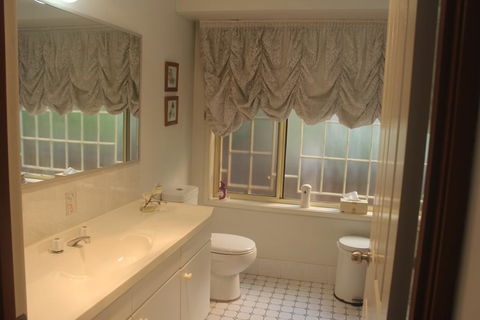 JOHN HUNTER B&B - Tourism Noosa 1