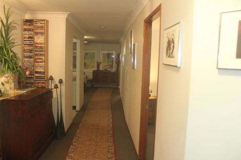 JOHN HUNTER B&B - Tourism Noosa 0