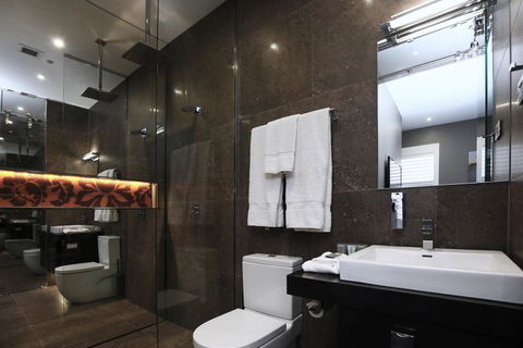 Junction Hotel - Tourism Noosa 1