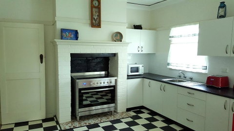 King Cottage - Tourism Noosa 0