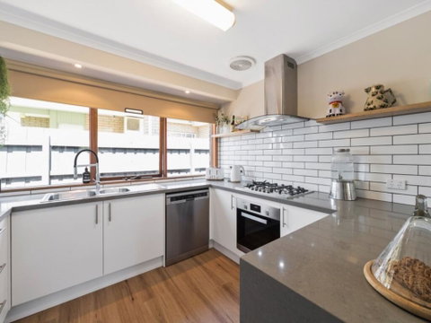 KO's Hideaway - Tourism Noosa 0