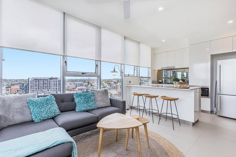 KOZYGURU NEWSTEAD DESIGNER 2 BED APT FREE PARKING POOL + GYM QNE088 - Tourism Noosa 0