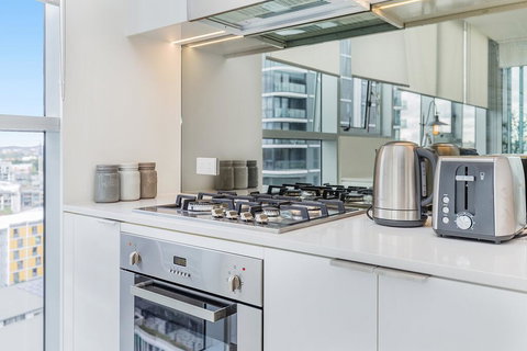 KOZYGURU NEWSTEAD DESIGNER 2 BED APT FREE PARKING POOL + GYM QNE088 - Tourism Noosa 1