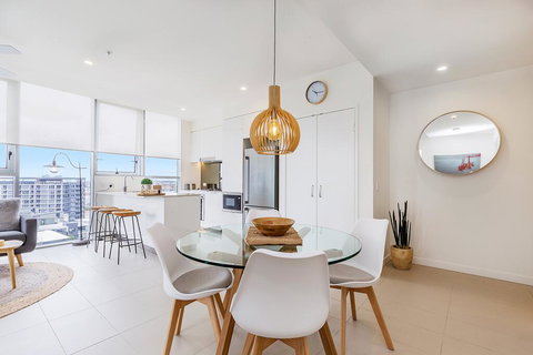 KOZYGURU NEWSTEAD DESIGNER 2 BED APT FREE PARKING POOL + GYM QNE088 - Tourism Noosa 3