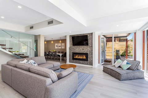 La Luna - Shoal Bay - Tourism Noosa 3