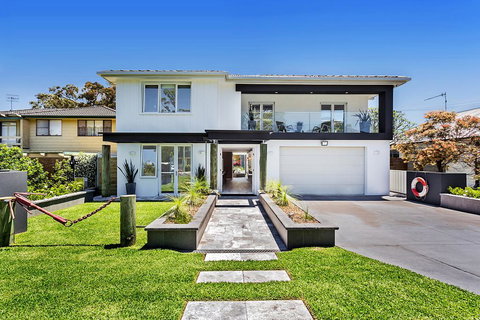 La Luna - Shoal Bay - Tourism Noosa 1