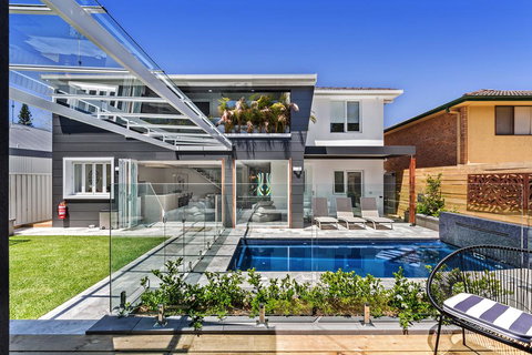 La Luna - Shoal Bay - Tourism Noosa 0