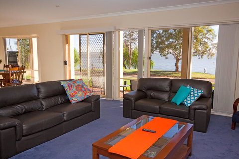 Lake Boga Waterfront Holiday House - Tourism Noosa 2