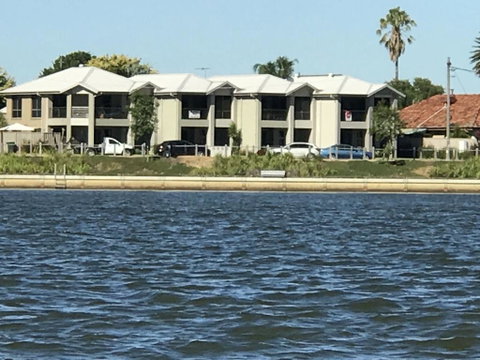 Lake Breeze - Tourism Noosa 0