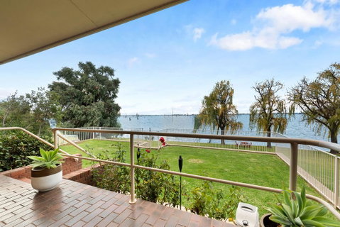 Lakeside Landing - Waterfront - Tourism Noosa 2