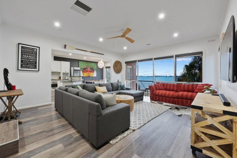 Lakeside Landing - Waterfront - Tourism Noosa 0