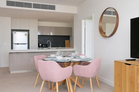 Large Modern 2 Bedroom Apartment Near Lake Claremont - Tourism Noosa 3