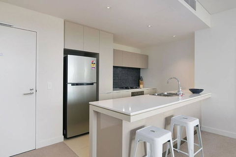Large Modern 2 Bedroom Apartment Near Lake Claremont - Tourism Noosa 2