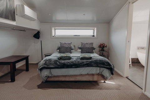 Lazy River Estate Boat House Villa - Tourism Noosa 1