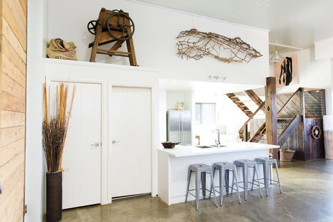 Lazy River Estate Boat House Villa - Tourism Noosa 2