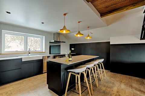 Le Chalets - Tourism Noosa 0
