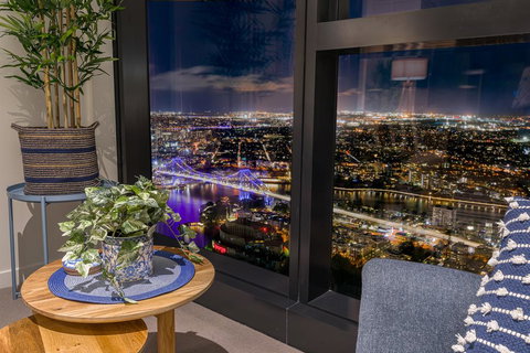 Level 77 Skytower Retreat In CBD - Tourism Noosa 2