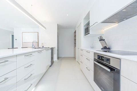 Luxurious Apartment, A Stones Throw From The Beach - Tourism Noosa 1