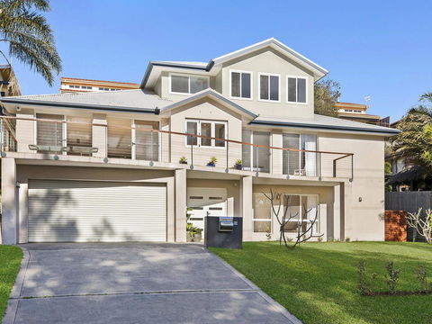 Luxurious Lake House - Tourism Noosa 0