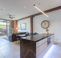 Luxury 3 brm 2 bath Woolstore apt with Courtyard - Tourism Noosa