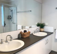 Luxury 4BR Home with KING Bed Lakes Entrance - Tourism Noosa