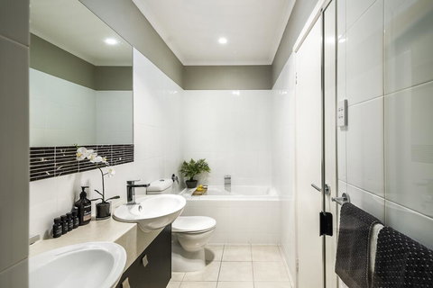 LUXURY Davcorp Executive Rentals - Free Wifi Wine Netflix And Parking In Brompton - Tourism Noosa 1