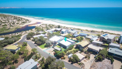 Luxury On Lewis - 6 Lewis Road - Tourism Noosa 1