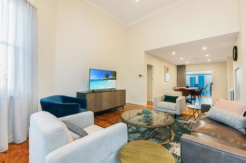 Luxury On The Esplanade - Tourism Noosa 1