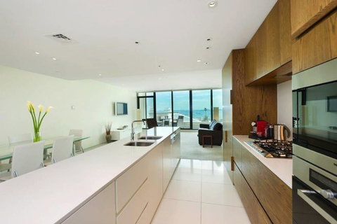 Luxury Opposite The Beach - Tourism Noosa 0