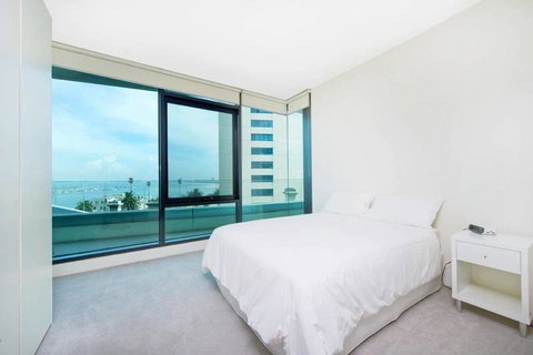 Luxury Opposite The Beach - Tourism Noosa 3