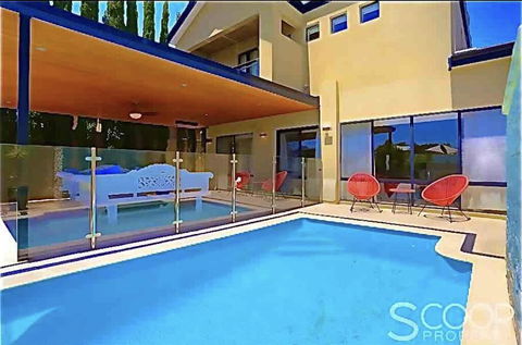 LUXURY VILLA W POOL & SPAS - Tourism Noosa 0