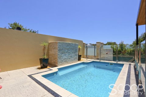 LUXURY VILLA W POOL & SPAS - Tourism Noosa 2