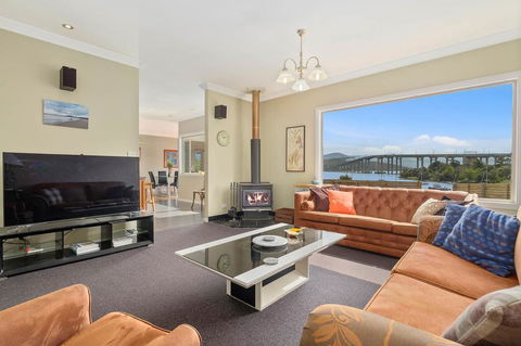 Manfield City Waterfront View Cottage - Tourism Noosa 0