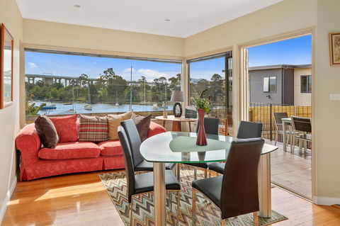 Manfield City Waterfront View Cottage - Tourism Noosa 3