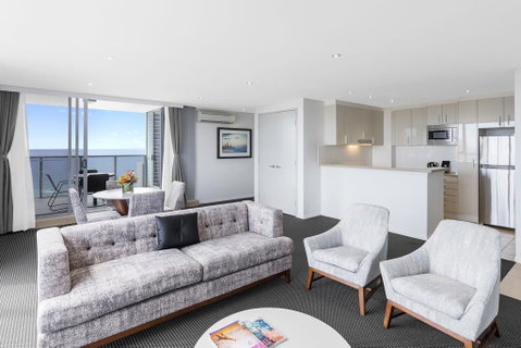 Meriton Suites Broadbeach - Tourism Noosa 3